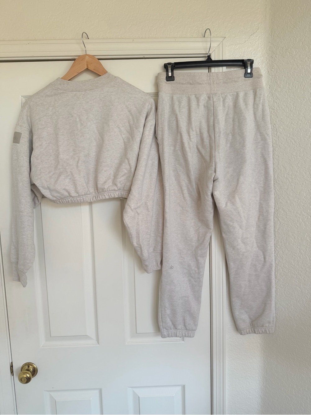 ALO Yoga Neutral Cream Pants and Pullover Sweater Set Cropped Set Size S - Picture 4 of 7
